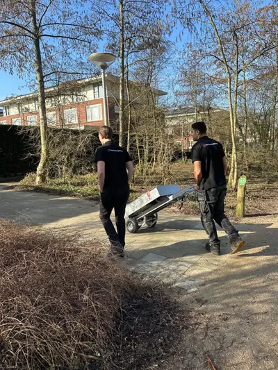 Dakraam plaatsen op een dak met zonnepanelen