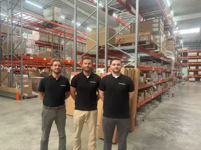 Het team van Dakraam Montageservice in het magazijn in Leiderdorp