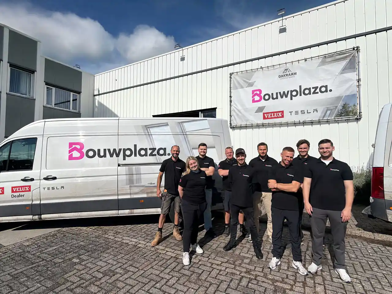 Het montageteam van Dakraam Montageservice voor het bedrijfspand in Leiderdorp